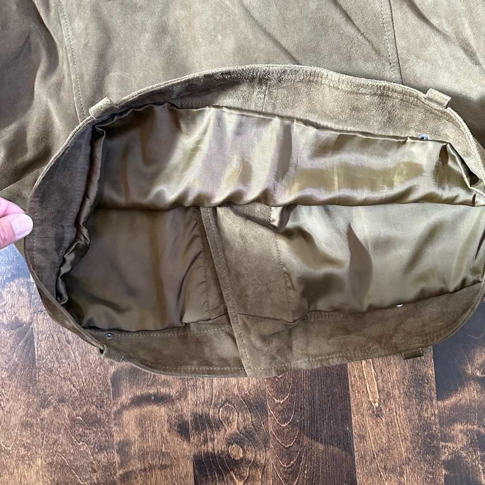 Biker jackets are always cool and in... but in green suede even more so! - Picture 4 of 5